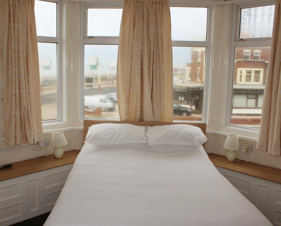 The Colwyn Hotel - Near Pleasure Beach Blackpool Dış mekan fotoğraf