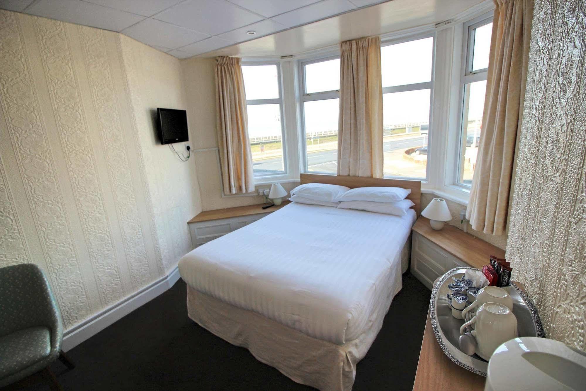 The Colwyn Hotel - Near Pleasure Beach Blackpool Dış mekan fotoğraf